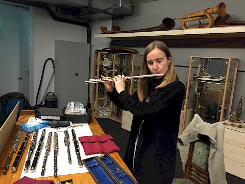 Anne Pustlauk sucht passende Flöten für ihr Projekt: Modell, Stimmtonhöhe, Klappensystem etc. müssen stimmen.